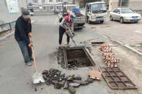 民和社区：维修塌陷井盖 保障居民出行安全